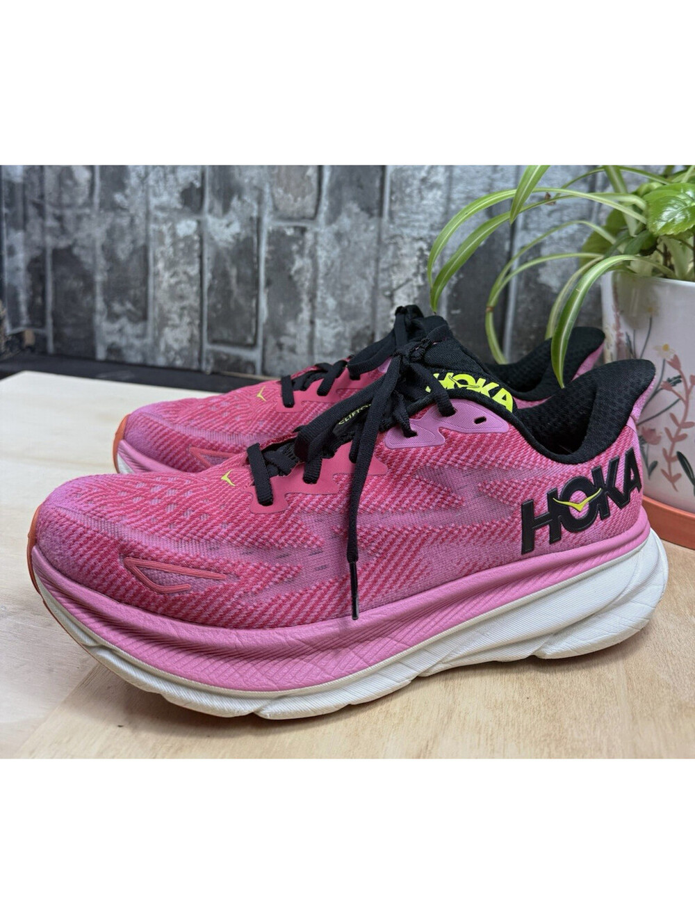 HOKA ONE ONE Clifton 9 Women’s Pink/Black Low Top Lace-Up Logo Mesh 1127896